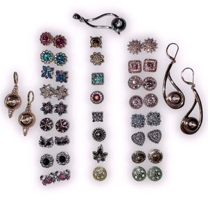 NWOT- Bundle of Magnolia and Vine Mini Snaps, Earring Sets and  Pendant!!🤍